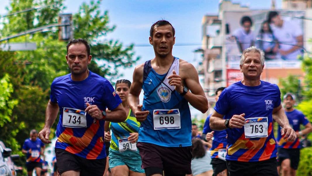 Corredor en carrera con dorsal visible